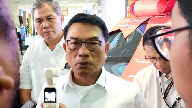 Ketua Umum Periklindo, Moeldoko berkunjung ke ajang IIMS 2024