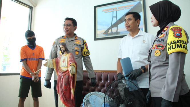 Polisi merilis kasus pria mencuri patung Yesus di Gereja Bangkalan. (Istimewa)