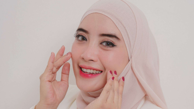 Ilustrasi wanita memakai mak-up