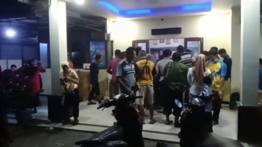 Puluhan KPPS beserta Linmas Desa Nipah Kuning Linmas mendatangi Polsek Simpang Hilir, Kabupaten Kayong Utara, Kalimantan Barat, karena hingga saat ini gaji mereka belum dibayarkan. 