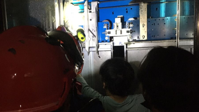 Sebanyak 6 orang yang terjebak di Lift berhasil diselamatkan oleh personil Suku Dinas Penanggulangan Kebakaran dan Penyelamatan Jakarta Selatan (Sudin Gulkarmat Jaksel) di sebuah hotel kawasan Jaksel. 