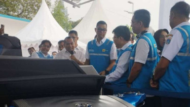 Direktur Utama PLN Darmawan Prasodjo (Tengah)