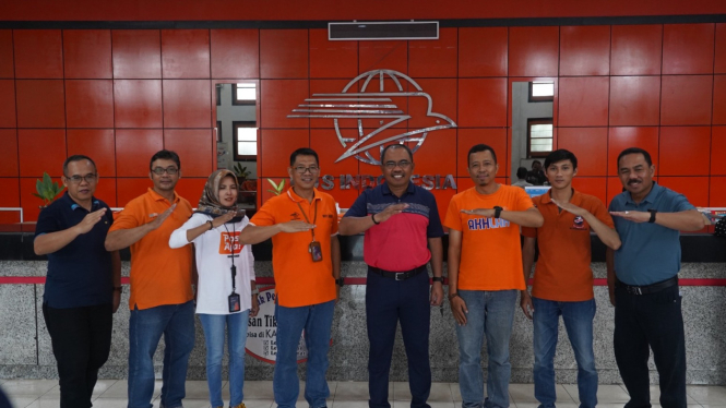 Pos Indonesia salurkan bansos