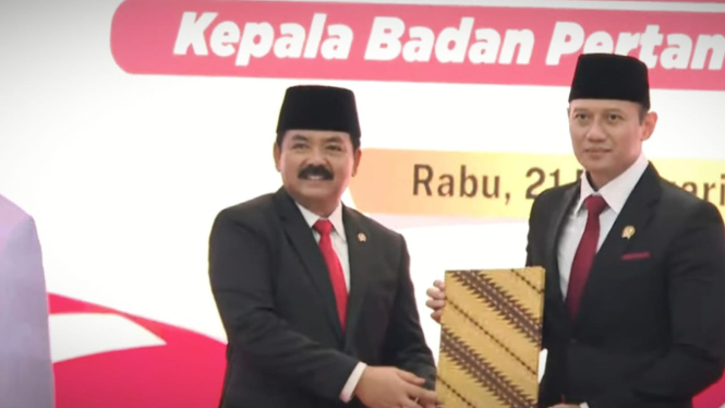 Menteri Hadi Serah Terima Jabatan ke AHY