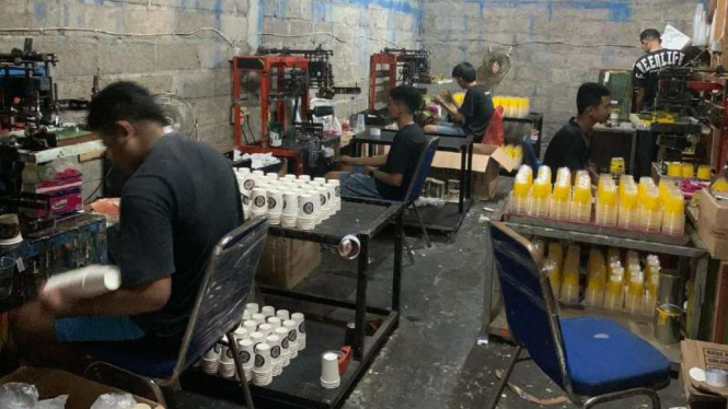 Industri sablon kemasan produk.
