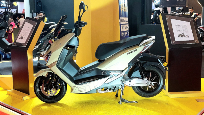 Penyegaran warna kendaraan United E-Motor di IIMS 2024