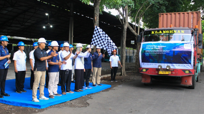 Pelepasan 'Muatan Sinergi Pasar' pengiriman produk Perhutani untuk ekspor non-kayu menuju Top Exporting Destination, hasil kolaborasi Perum Perhutani, PosIND, Pelindo, KAI, DAMRI, dan SIER.