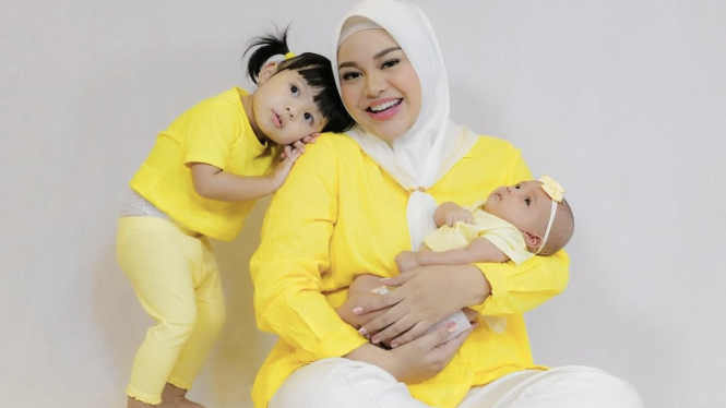 Aurel Hermansyah dan dua anaknya.