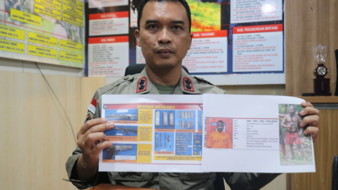 Humas Damai Cartenz saat menunjukkan pelaku (foto humas Cartenz)