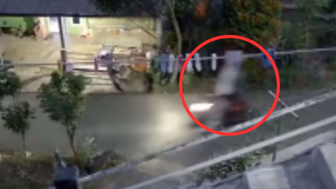 Viral terekam CCTV pocong ikut naik motor