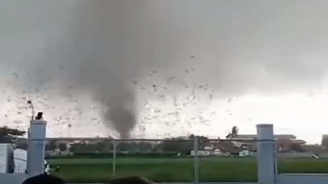 Penampakan angin tornado di Rancaekek, Kabupaten Bandung, Rabu 12/2