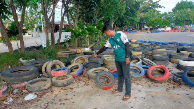 Saksi menunjukkan lokasi kecelakaan gokart yang menimpa WN Singapura di Batam