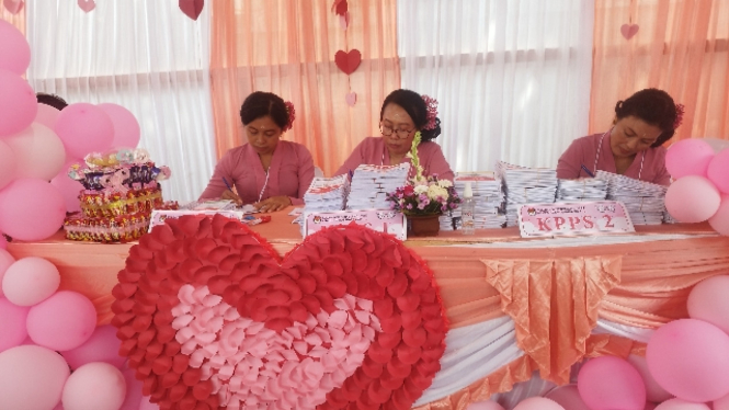 Petugas KPPS di TPS Valentine, Denpasar 