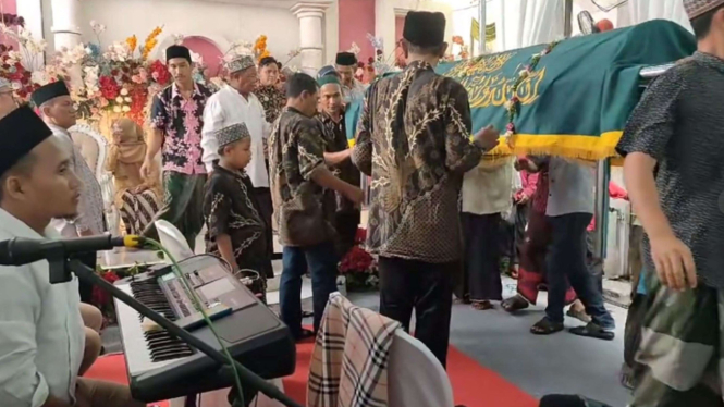 Viral Pengantar Jenazah Melewati Pelaminan
