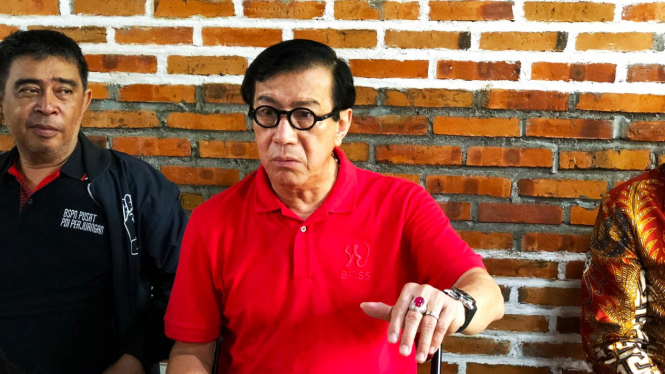 Ketua DPP PDIP Yasonna H Laoly memantau penghitungan suara di Sekretariat BSPN PDIP Sumut.(B.S.Putra/VIVA)