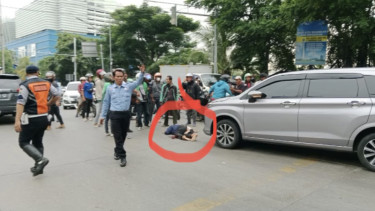 Seorang wanita tanpa identitas, nekat hendak akhiri hidupnya dengan cara melompat dari jalan layang (flyover) Jalan RE Martadinata, Ancol, Jakarta Utara, dan tertabrak mobil, Rabu 21 Februari 2024. 