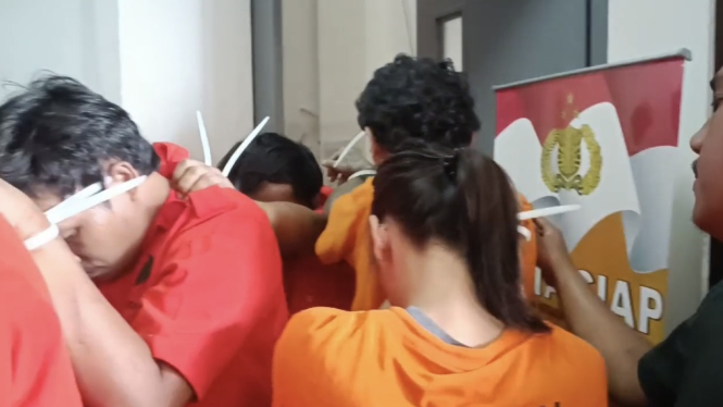 Tim Khusus Polres Metro Jakarta Pusat membongkar modus operandi 16 tahanan yang kabur dari Polsek Tanah Abang, Jakarta Pusat, Kamis 22 Februari 2024. 