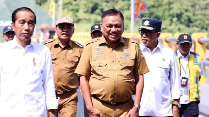 Presiden RI Jokowi dan Gubernur Sulut-Bendum PDIP Olly Dondokambey.