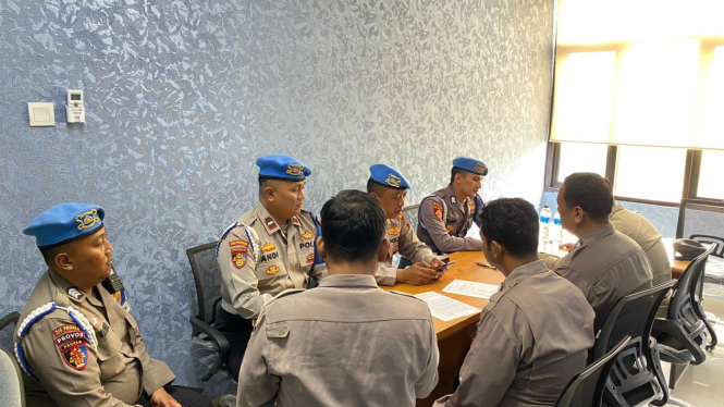 4 anggota Polsek Tanah Abang dipatsus buntut 16 tahanan kabur.