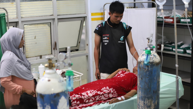 Korban keracunan gas di Kabupaten Madina saat mendapatkan perawatan tim medis.(istimewa/VIVA)