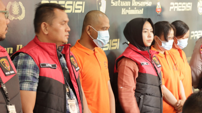 Akinat terhimpit Ekonomi, ibu muda berinisial T (35), warga Tambora Jakarta Barat nekat menjual anak kandungnya dan kini ditetapkan sebagai tersangka dalam kasus perdagangan bayi. 