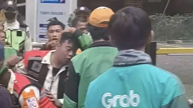 Sejumlah Ojol terlibat perkelahian dengan Petugas sekuriti LRT Jabodebek di Kuningan, Jakarta Selatan (Jaksel), Jumat 23 Februari 2024. 