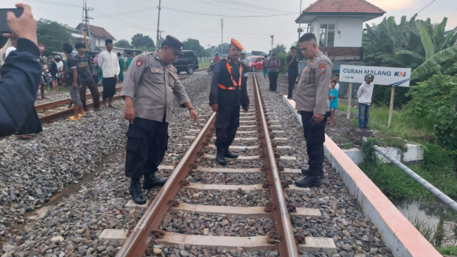 Polisi saat melakukan olah TKP di lokasi kejadian.
