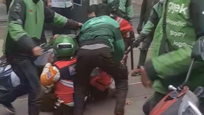 Viral kasus keributan sejumlah pengemudi ojok online (Ojol) dengan tiga orang Petugas sekuriti LRT Jabodebek terjadi di Kuningan, Jakarta Selatan (Jaksel), Jumat 23 Februari 2024. 