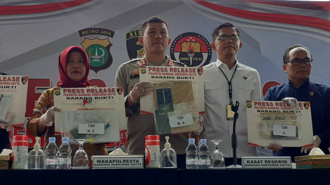 Wakapolres Bandara Soetta dan jajaran saat menunjukkan barang bukti