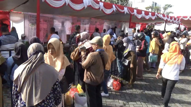 Warga mengantri Sembako murah di Pontianak, beberapa waktu lalu. Permintaan beras SPHP alami peningkatan, apalagi di momen meroketnya harga beras