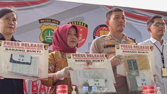 Wakil Kepala Polresta Bandara Soetta AKBP Ronald F.C Sipayung saat menunjukkan sejumlah barang bukti hasil pengungkapan kasus pornografi anak online di Tangerang, Banten, Sabtu, 24 Februari 2024.