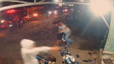 Tangkapan layar video viral pengantar jenazah serang rumah anggota TNI. 