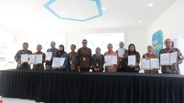 Dirut PLN Darmawan Prasodjo berfoto bersama perwakilan 5 mitra swasta usai penandatanganan MoU [dok. Humas PLN]