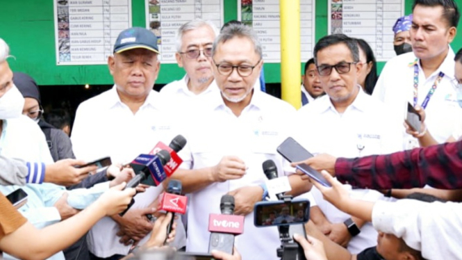 Mendag Zulhas memberikan keterangan pers usai meninjau Pasar SS Klender, Jatinegara, Cakung, Jakarta Timur, Senin, 26 Februari 2024.
