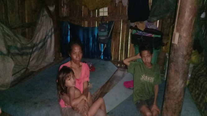 Maria dan anaknya di dalam gubuk Manggarai Timur NTT