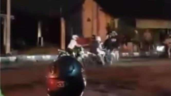 Sekelompok pengendara motor menghajar seorang pemuda di Jalan Suromenggolo