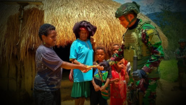VIVA Militer: Pasukan Yonif 323 Buaya Putih Kostrad di Kampung Wako, Ilaga.
