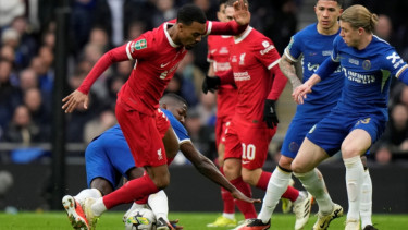 Gelandang Chelsea, Moises Caicedo saat melawan Liverpool