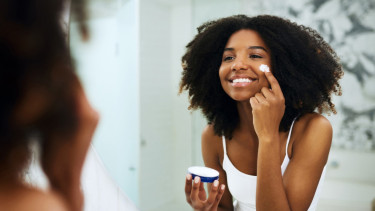 Ilustrasi menggunakan skincare