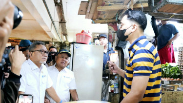 Mendag Zulhas berbincang dengan salah satu pedagang di Pasar Klender saat meninjau sejumlah pasokan dan harga pangan, Senin, 26 Februari 2024.