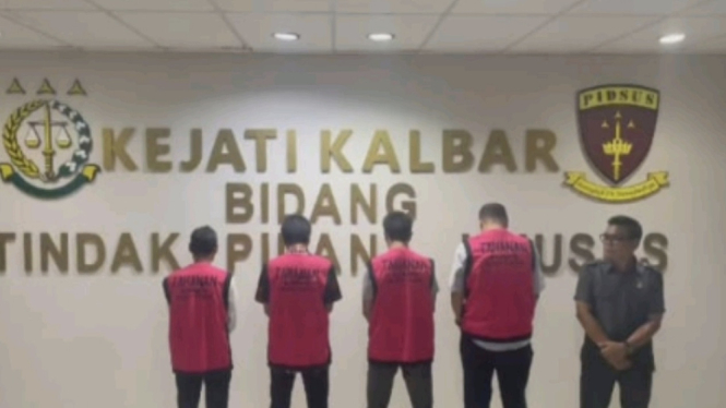 Empat dari lima tersangka korupsi proyek Waterfront Sambas yang ditahan Kejati Kalbar. 