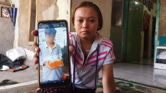 Mia tunjukkan foto Bintang Balqis Maulana, santri yang tewas di pesantren kediri