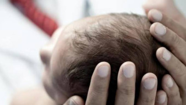 Sosok Bayi berjenis kelamin laki-laki ditemukan didalam kardus di lokasi depan area pertokoan di Kelurahan Maphar Kecamatan Taman Sari, Jakarta Barat, Sabtu 24 Februari 2024. 