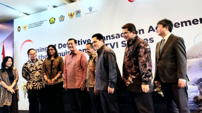 Menko Marinves Luhut Binsar Pandjaitan, Menteri BUMN Erick Thohir, Menteri Investasi Bahlil Lahadalia, menyaksikan langsung penandatanganan perjanjian divestasi saham Vale Indonesia (INCO) di Hotel Pullman, Jakarta, Senin, 26 Februari 2024.