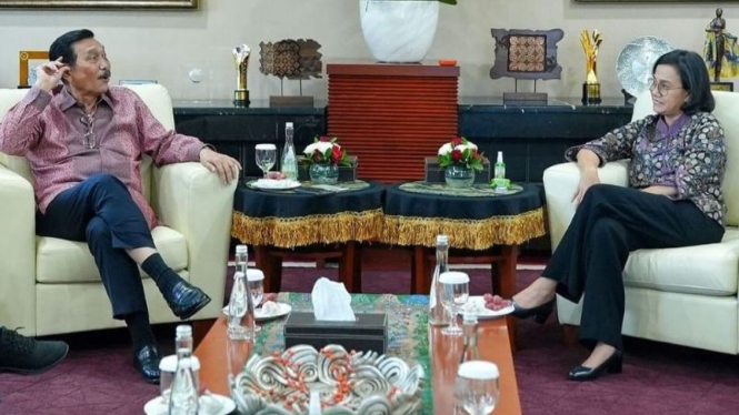 Menko Marvest Luhut Pandjaitan bertemu dengan Menkeu Sri Mulyani.