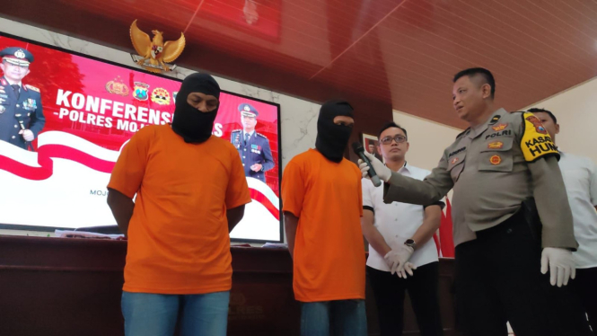 Ayah tiri dan kakak ipar korban, tersangka pemerkosaan siswi SMP di Mojokerto dirilis polisi. (Foto: M Lutfi Hermansyah/VIVA Jatim)