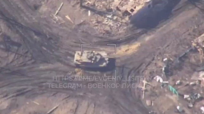 VIVA Militer: Detik-detik tank M1 Abrams dihantam rudal Rusia