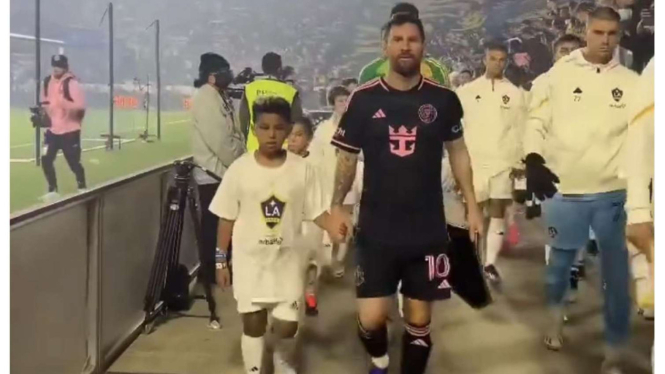 Anak Kim Kardashian, Saint West, dengan Lionel Messi