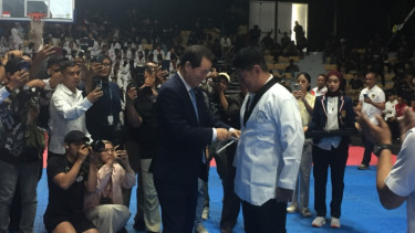 Penyematan DAN kehormatan Kukkiwon kepada Raja Sapta Oktohari