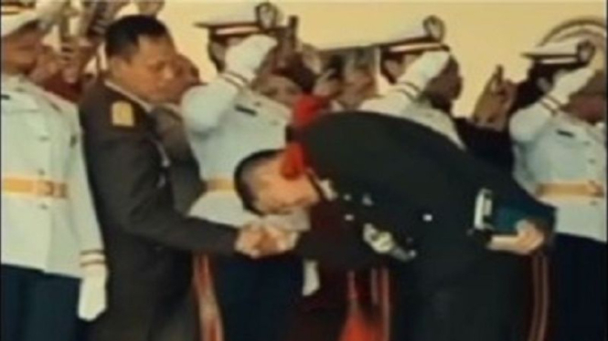 Mayor Teddy Indra Wijaya saat salami Brigjen Ujang Darwis